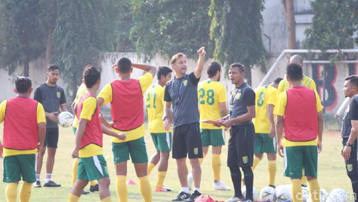 Persebaya Surabaya latihan di Stadion Polda Jatim, Sidoarjo (Suparno/detikSport) Persebaya Surabaya latihan di Stadion Polda Jatim, Sidoarjo (Suparno/detikSport)