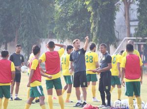 Riedl Belum Datang, Pikal Masih Pimpin Latihan Persebaya