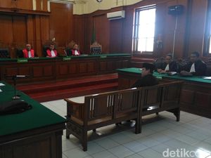 Saat Gus Nur Baca Al-Fatihah dan Bicara Soal Laknat Tuhan Usai Sidang Saat Gus Nur Baca Al-Fatihah dan Bicara Soal Laknat Tuhan Usai Sidang