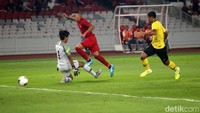 Indonesia membuka keunggulan di menit ke-12. Dari sisi kanan, Saddil Ramdani mengirim sodoran mendatar yang disambar Beto Goncalves dengan sepakan kaki kanan. Indonesia unggul 1-0 atas Malaysia.