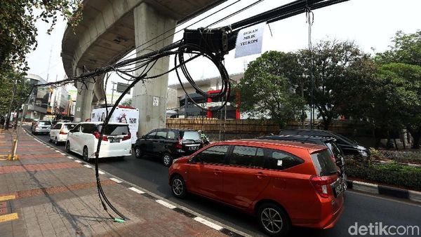 Aduh! Kabel Semrawut Ganggu Trotoar Jalan Lauser