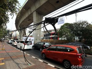 Aduh! Kabel Semrawut Ganggu Trotoar Jalan Lauser