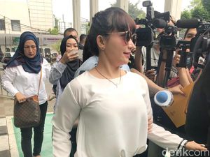 Roro Fitria Kecewa Sidang PK Ditunda Roro Fitria Kecewa Sidang PK Ditunda