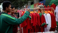 Beragam pernak-pernik, salah satunya jersey Timnas Indonesia berbagai ukuran dijajakan oleh para pedagang jelang pertandingan Indonesia melawan Malaysia pada laga kualifikasi Piala Dunia 2022 zona Asia.