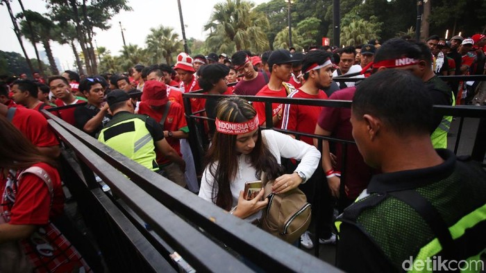 Penonton memadati stadion utama Gelora Bung Karno, Jakarta, Kamis (5/9/2019). Indonesia akan menghadapi Malaysia dalam kualifikasi piala dunia 2022.