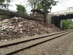 Sampah Bertumpuk di Pinggir Rel Citeureup, Ini Kata Dinas LH Bogor