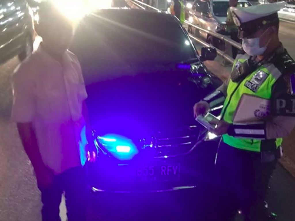Polisi: Kendaraan Pelat Merah Tak Boleh Gunakan Strobo-Sirine Polisi: Kendaraan Pelat Merah Tak Boleh Gunakan Strobo-Sirine
