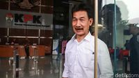 Senyum Bupati Solok Selatan Usai Diperiksa Kasus Korupsi Masjid