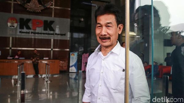 Senyum Bupati Solok Selatan Usai Diperiksa Kasus Korupsi Masjid