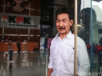 Senyum Bupati Solok Selatan Usai Diperiksa Kasus Korupsi Masjid
