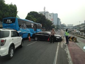 Sedan Tabrak Separator Busway di MT Haryono, TransJ Lewat Jalur Biasa