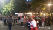 Ricuh Suporter di GBK, Polisi: Hanya Lempar Air Minum, Tak Ada yang Luka Ricuh Suporter di GBK, Polisi: Hanya Lempar Air Minum, Tak Ada yang Luka