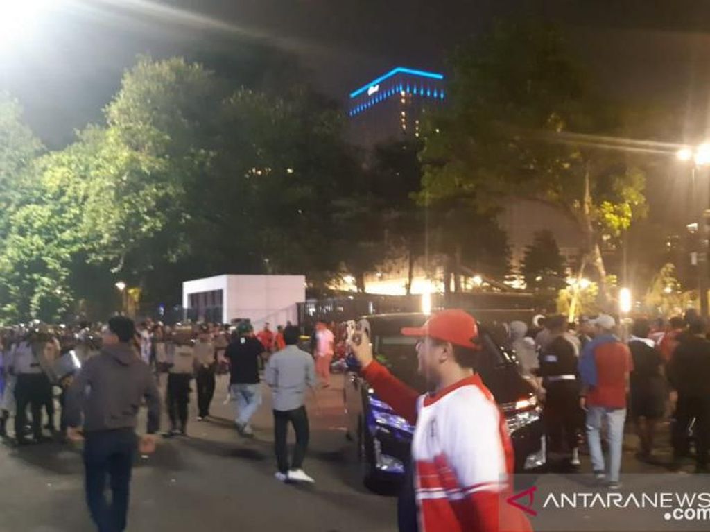 Rusuh Pasca Laga Indonesia vs Malaysia, Polisi Lepaskan Gas Air Mata