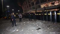 Sisa-sisa kericuhan masih terlihat di luar stadion.