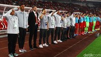 Para pemain dan offisial timnas Indonesia memberikan penghormatan saat lagu Indonesia Raya dikumandangkan.