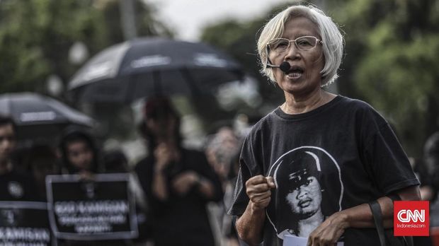 Sumarsih Sumarsih, salah satu orang tua korban kerusuhan 1998, saat menghadiri aksi kamisan ke-600 yang diadakan di seberang Istana Negara, Jakarta, Kamis, 5 September 2019. CNN Indonesia/Bisma Septalisma