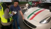 Tak Pakai Pelat Nomor Depan, Ferrari Disemprit Polisi