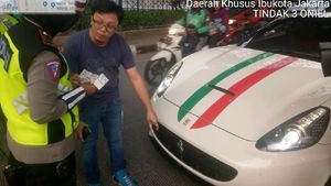 Tak Pakai Pelat Nomor Depan, Ferrari Disemprit Polisi