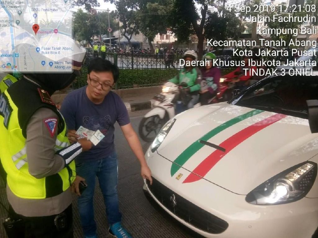 Berdalih Tak Ada Tempat, Ferarri Ditilang karena Tak Pakai Pelat Berdalih Tak Ada Tempat, Ferarri Ditilang karena Tak Pakai Pelat