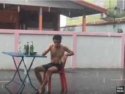 Makan di Atas Tangga dan di Tengah Hujan, Aksi Makan Aneh Ini Bikin Ngakak