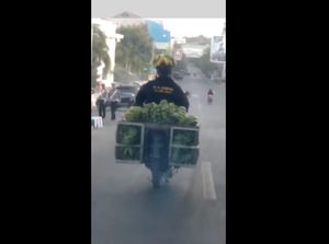 Begini Fakta Kondisi Pemotor yang Pakai Helm Pisang