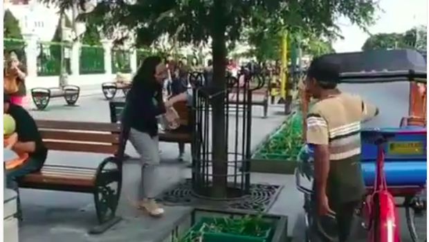 Puteri Sultan Hamengku Buono X yang niak becak.