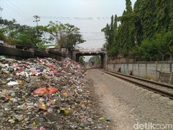 Sampah di Samping Rel Citeureup Belum Dibersihkan, Camat: Berat Kalau Manual
