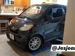 Takut Terkena Badai, Mobilnya Parkir di Dapur Aja Deh