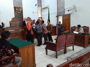 Minta Gugatan Ikan Koi Mati Ditolak, PLN: Listrik Padam Bukan Disengaja Minta Gugatan Ikan Koi Mati Ditolak, PLN: Listrik Padam Bukan Disengaja