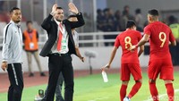 Pelatih Timnas, Simon McMenemy memberikan pengarahan kepada Beto Goncalves dkk.