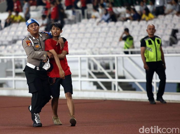 Suporter Indonesia berulah saat menjamu Malaysia di kualifikasi Piala Dunia 2022. (Foto: Agung Pambudhy/detikcom)