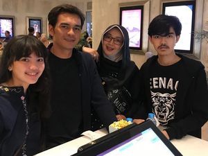 Cita-cita Rina Gunawan Dampingi Anak di Pelaminan Cita-cita Rina Gunawan Dampingi Anak di Pelaminan