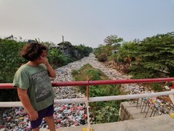 Warga Anggap Pemkab Bekasi Lamban Tangani Lautan Sampah Kali Jambe