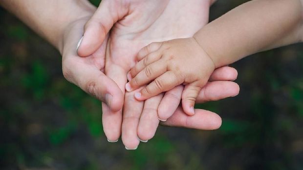 ilustrasi anak berpegang tangan dengan orang tua