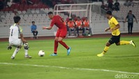 Indonesia mengambil alih kendali permainan di menit-menit awal. Sebuah peluang tercipta saat pertandingan baru bergulir empat menit. Umpan tarik Stefano Lilypaly dicegat saja oleh kiper Malaysia Farizal Marlias.
