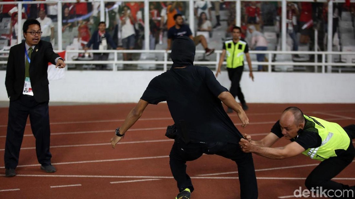 Indonesia vs Malaysia berakhir ricuh. (Foto: Agung Pambudhy)