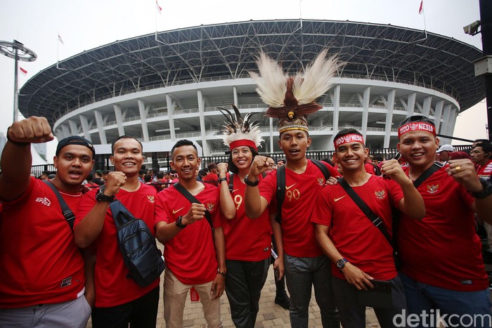 Penonton memadati stadion utama Gelora Bung Karno, Jakarta, Kamis (5/9/2019). Indonesia akan menghadapi Malaysia dalam kualifikasi piala dunia 2022.