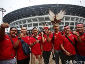 Suporter Timnas Indonesia Merahkan GBK