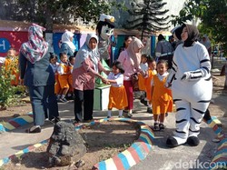 Polwan di Nganjuk Jadi Badut dan Blusukan ke TK dalam Operasi Patuh