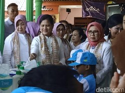 Momen Iriana Jokowi dan Mufidah Kalla Nyanyi Bareng Murid PAUD di Solo