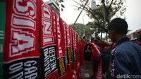 Ada pula suporter yang tengah memilih syal yang juga menjadi salah satu atribut untuk mendukung timnas Indonesia pada laga kualifikasi Piala Dunia 2022 zona Asia tersebut.