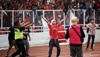 Laga timnas Indonesia vs Malaysia sempat dihentikan sementara akibat ulah para suporter tuan rumah.