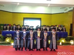 Sultan HB X Terima Gelar Doktor HC di Momen 74 Tahun Yogya Gabung NKRI