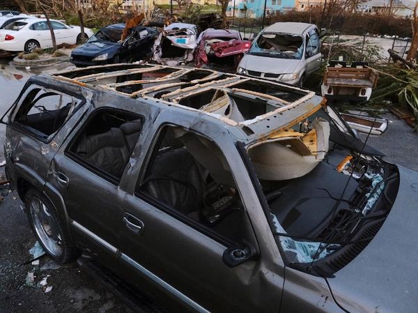 Deretan Mobil Rusak Jadi Saksi Keganasan Badai Dorian