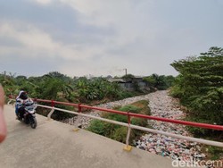 Belum Dibersihkan, Lautan Sampah Kali Jambe Bekasi Berbau Busuk