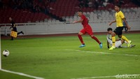 Tidak lama kemudian, sebuah peluang Indonesia terlewatkan. Beto terbebas di depan sembari dibayangi seorang pemain belakang lawan. Namun, Beto kurang tenang sehingga mendorong lawan di dalam kotak penalti yang menjadi pelanggaran.