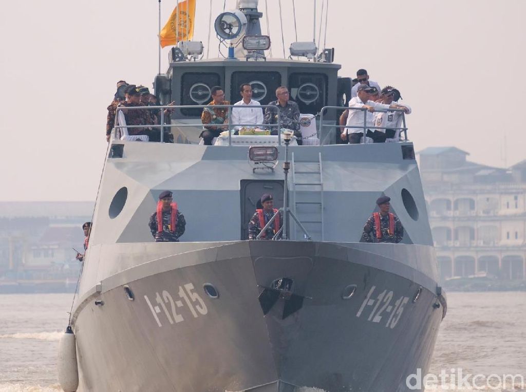 Naik Kapal TNI AL, Jokowi Tinjau Water Front Sungai Kapuas Pontianak Naik Kapal TNI AL, Jokowi Tinjau Water Front Sungai Kapuas Pontianak