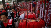 Sejumlah pedagang nampak menjajakan dagangannya dengan ragam pernak-pernik Timnas Indonesia di depan gedung TVRI, Jakarta, Kamis (5/9/2019), jelang pertandingan Indonesia kontra malaysia yang akan digelar di Stadion Utama Gelora Bung Karno (SUGBK).
