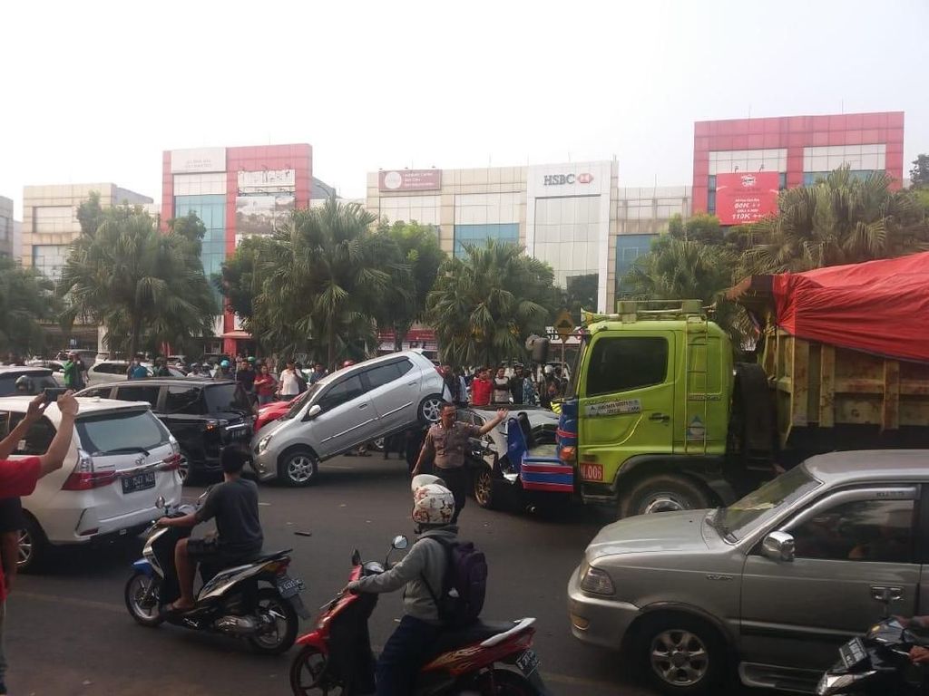 Cegah Potensi Tabrakan Beruntun di Musim Hujan dengan Cara Ini Cegah Potensi Tabrakan Beruntun di Musim Hujan dengan Cara Ini