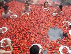 5 Lomba Makan Cabai Super Ekstrem, Ada yang Sambil Berendam Air Cabai